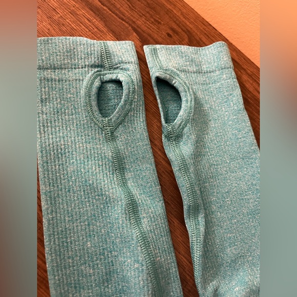 Lululemon 1/2 Zip Long Sleeve Shirt - Picture 4 of 4